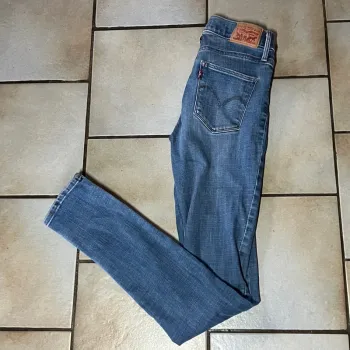 Jean levi’s blue ciel 399 slimming skinny W25 L32