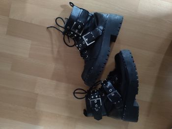 Bottines noires avec strass argentés 
