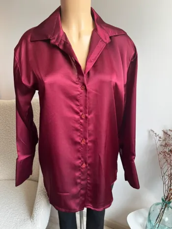Chemise satinée couleur bordeaux