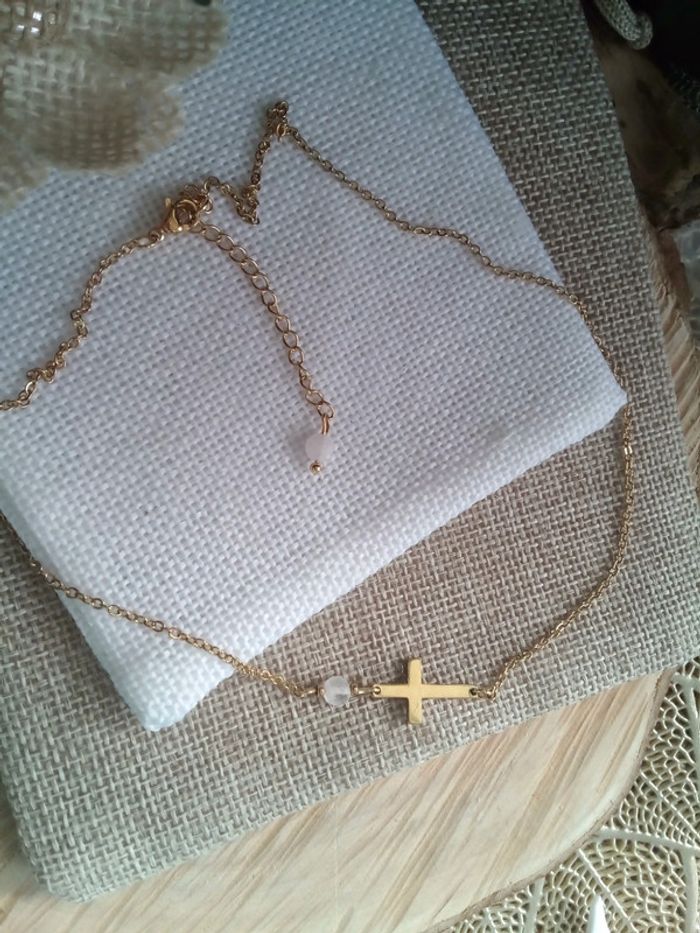 Collier croix en acier et pierres de cristal de roche