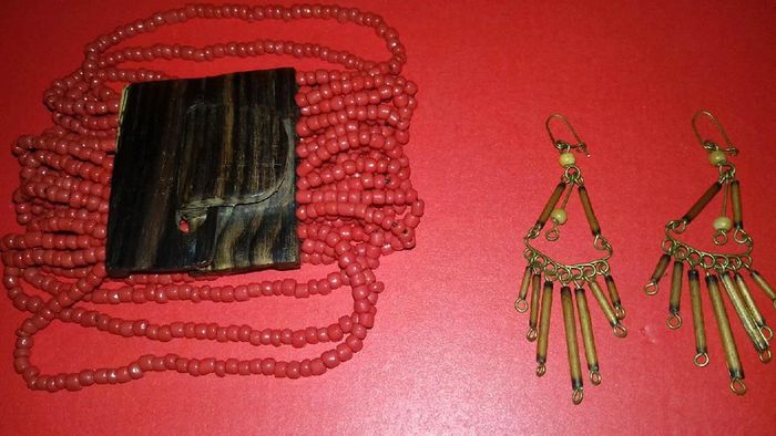 Lot bracelet et boucle d'oreilles perles et bois