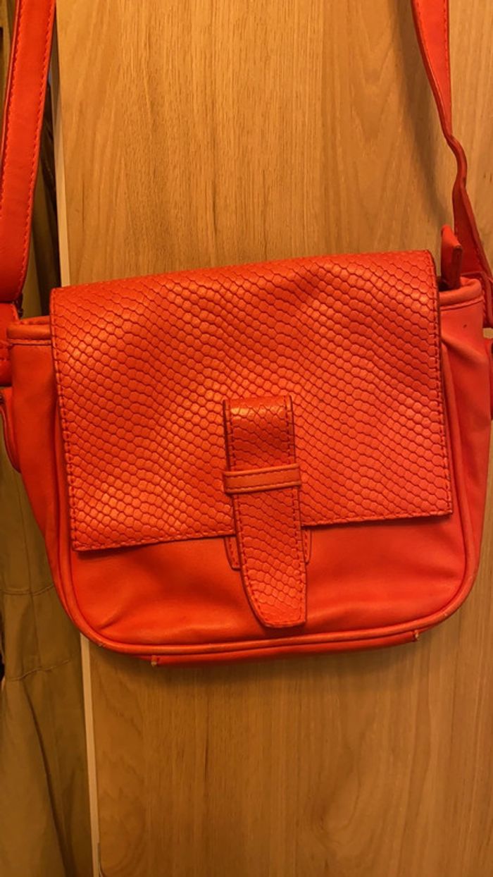 Sac  main