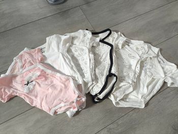 Lot bodies 6 mois manches courtes