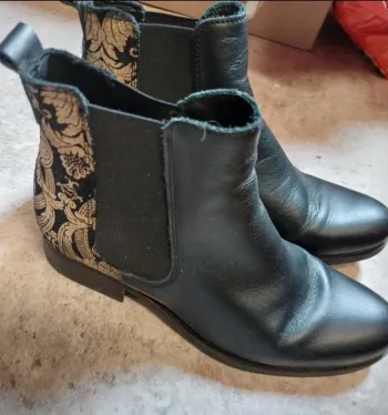 Superbe bottine noire motif doré 38