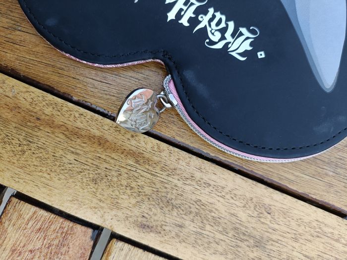 POCHETTE TOO FACED / KAT VON D EN FORME DE COEUR - photo numéro 3