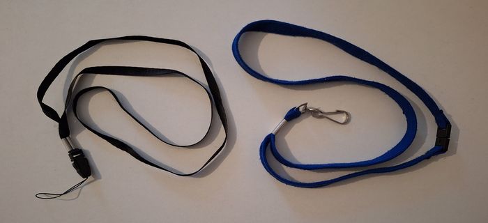 Lot d'une dragonne et d'un cordon avec mousqueton