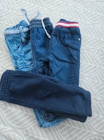 Lot de 3 jeans taille 6 mois 🌸