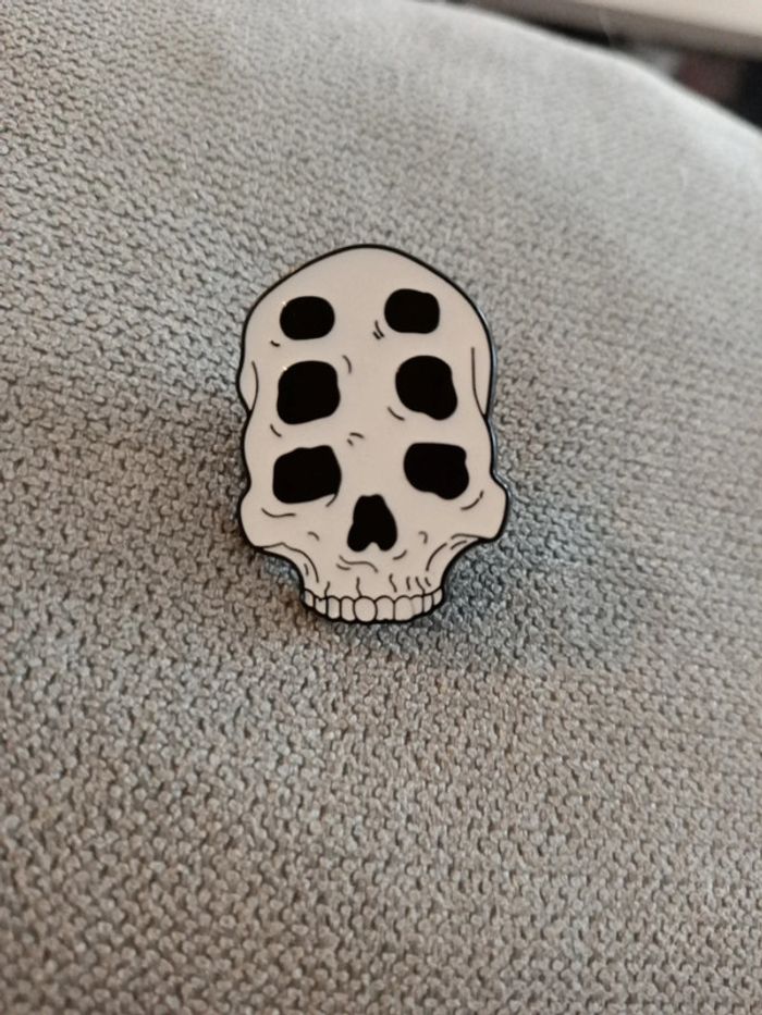 Pins neuf crâne tête de mort - photo numéro 2