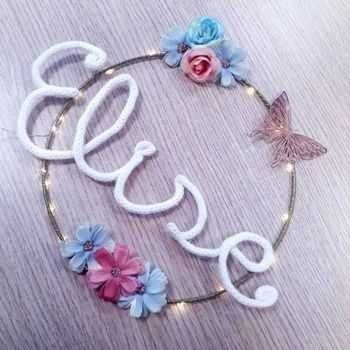 Décoration murale couronne fleur prénom personnalisé tricotin fait main guirlande lumineuse chambre bébé