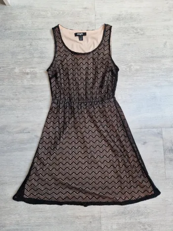 Robe chic Jennyfer XS noire effet dentelle avec doublure rose pâle