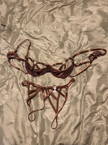 sexy satinée – Style harnais – Couleur chocolat/cuivré