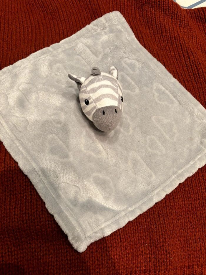 #04 - Primark - Doudou zèbre gris