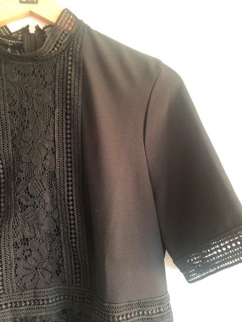 Blouse noire élégante avec dentelle