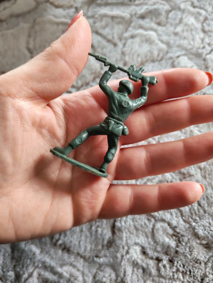 Figurine en plastique vert soldat - photo numéro 4