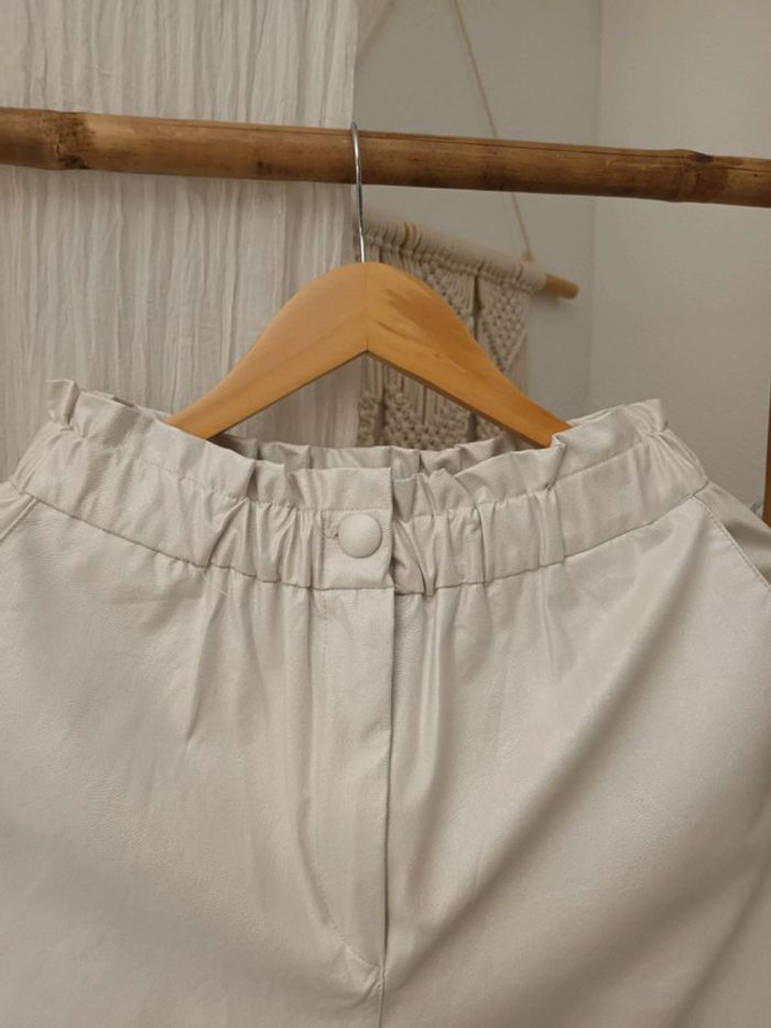Pantalon style chino en simili cuir brillant neuf taille S - photo numéro 2