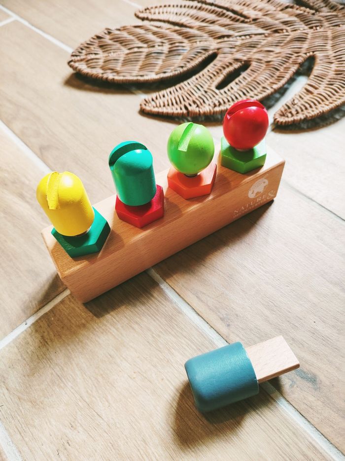 📐Petit établi en bois divers boulons/écrous à visser dévisser marque Nature et découvertes - photo numéro 2