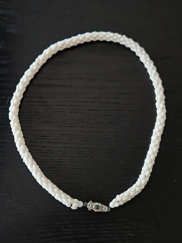 Collier vintage en perles blanches avec fermoir fleuri - photo numéro 2