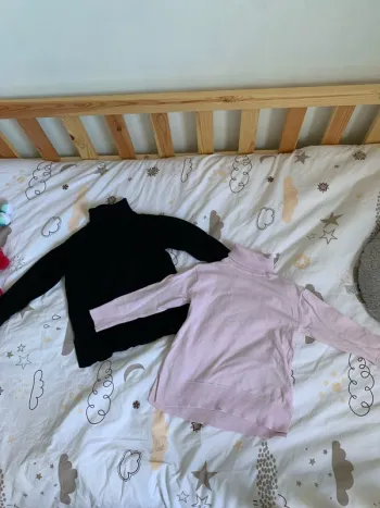 Deux col roulé rose/noir 5 ans