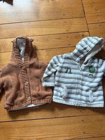 Gilets en très bon état taille 6 mois