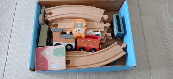 Circuit de train en bois - photo numéro 2