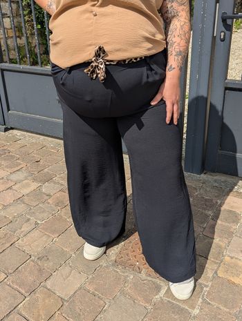 Pantalon fluide Gênes noir, jambes larges
Taille unique Curvy