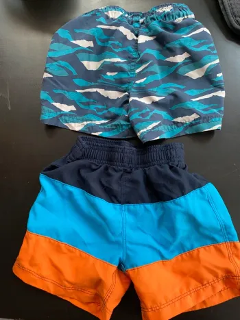 2 shorts de bain neufs