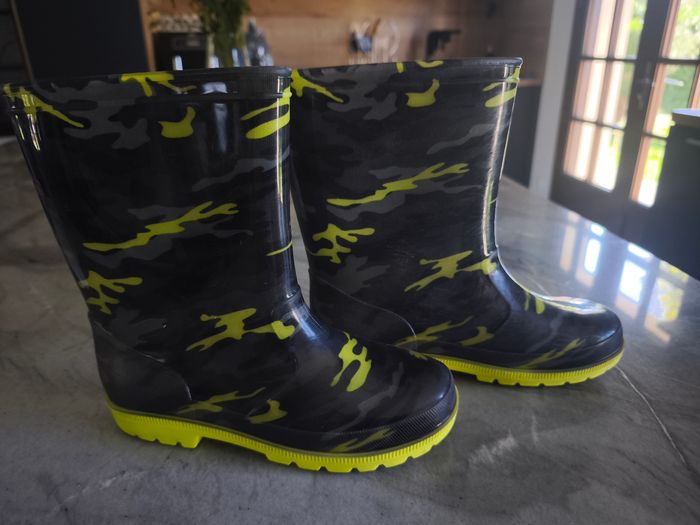 Bottes de pluie en caoutchouc vertes fluo camouflées Taille 35.  Lavées pour la vente. Très bon état. Maison non fumeur. - photo numéro 4