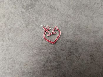 Pendentif fantaisie matak argenté coeur rouge