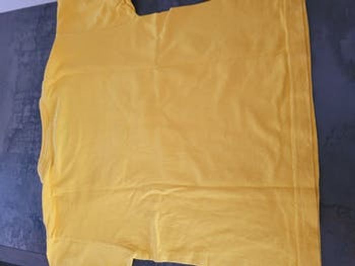 T shirt jaune taille 6ans