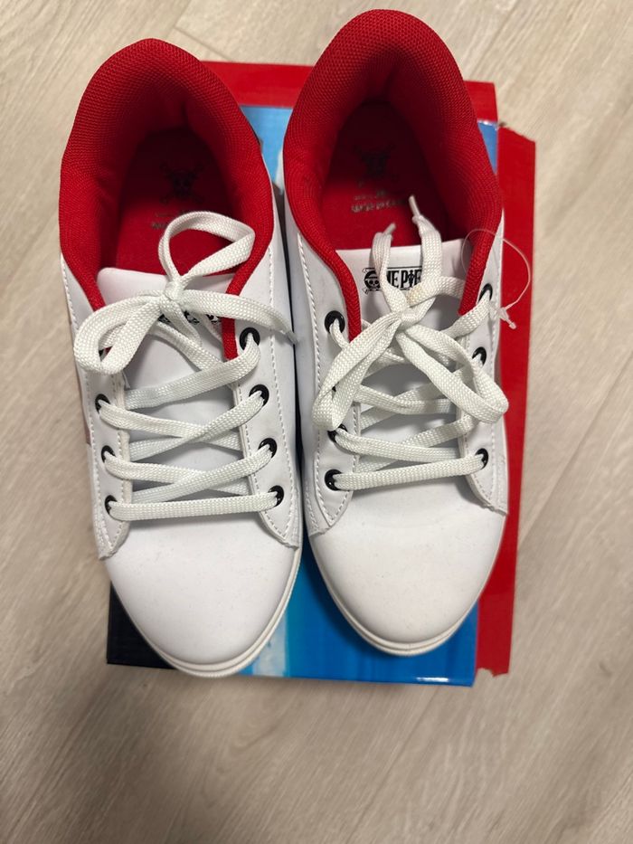 Baskets one piece neuf