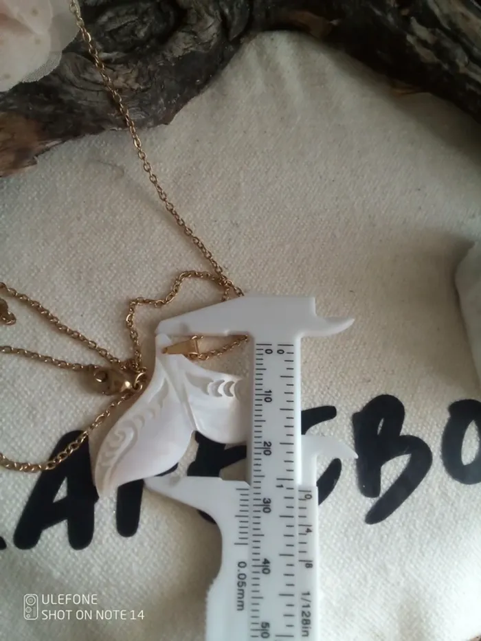 Collier queue de sirène / baleine en nacre naturelle blanche gravée à la main - photo numéro 4