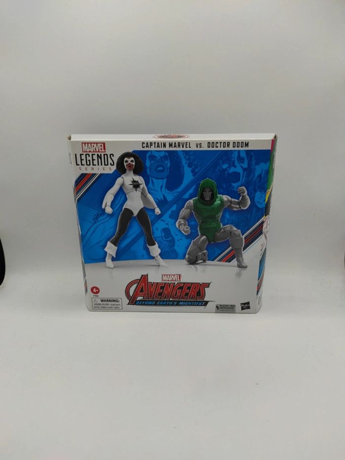 coffret figurines marvel legends captain marvel vs doctor doom hasbro