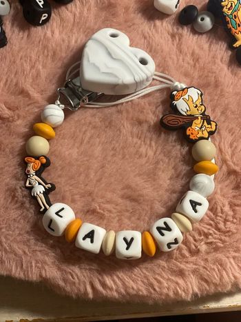 Attache tétine pierre à feu