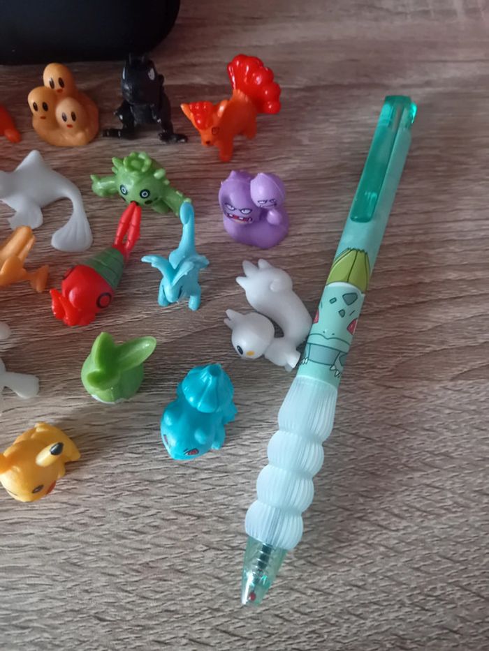 Lot pochette + 24 minis figurines + 2 stylos thème pokemon neufs - photo numéro 5