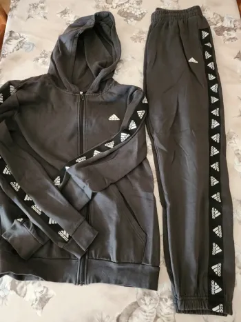 Survêtement Adidas taille 15-16 ans