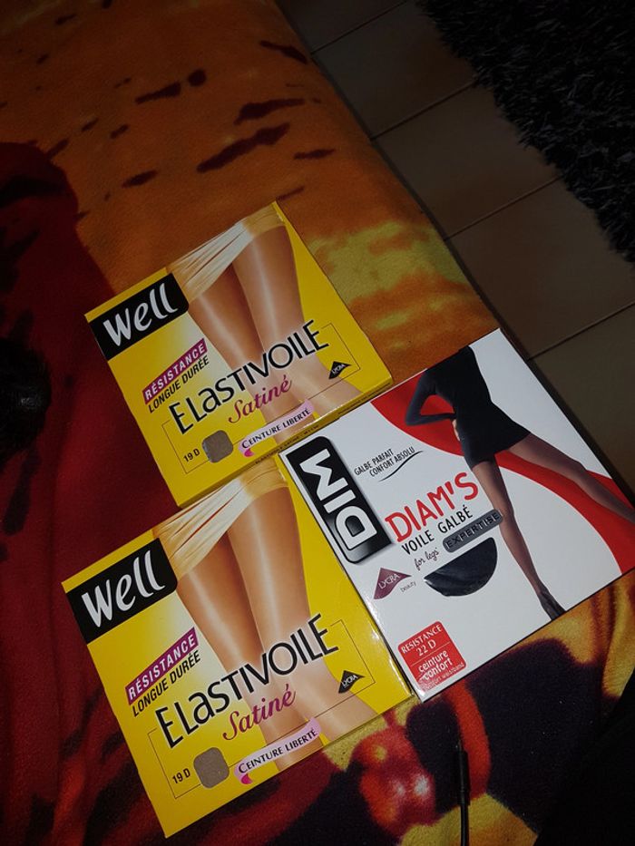 3 paires de collants neuves.