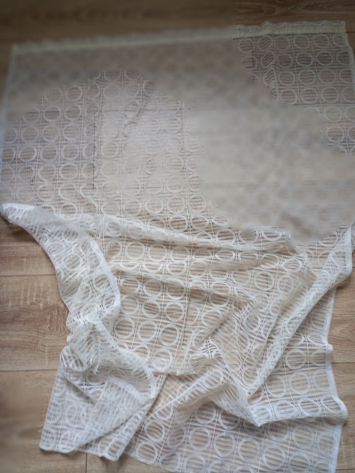 Un voilage blanc vintage avec des cercles - photo numéro 1
