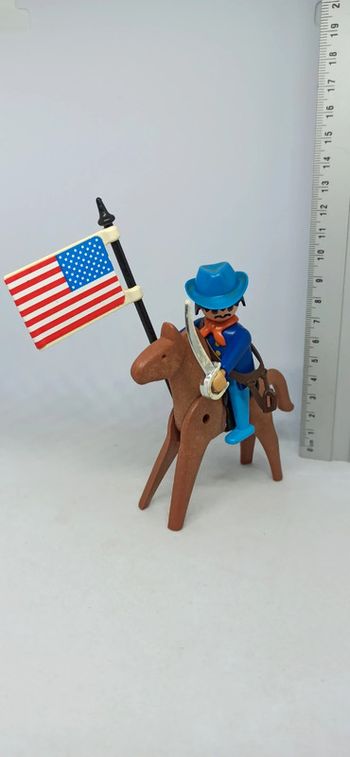 Homme nordiste sur cheval avec drapeau américain playmobil