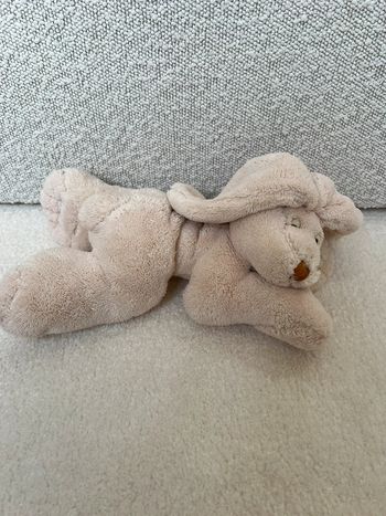 Peluche lapin couché