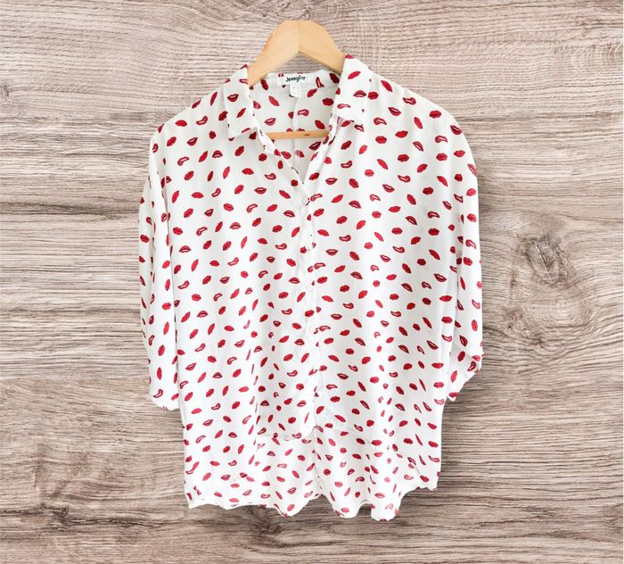 Chemise manches 3/4 blanc à motifs lèvres rouge Jennyfer taille 36 S