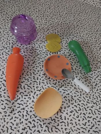 Lot dînette enfant – légumes, chips, assiette, cuillère et tasse à bec