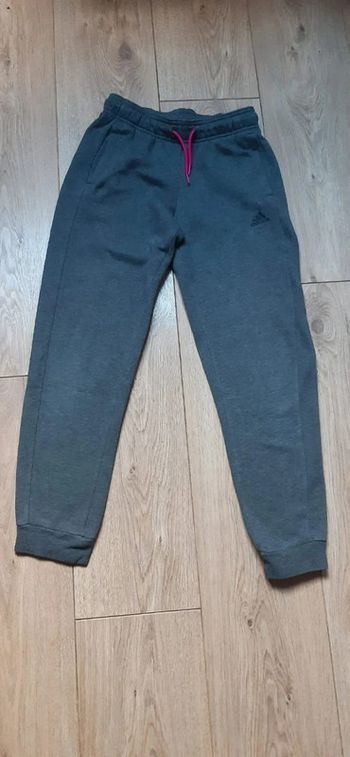 Pantalon jogging adidas gris 9/10 ans en très bon état