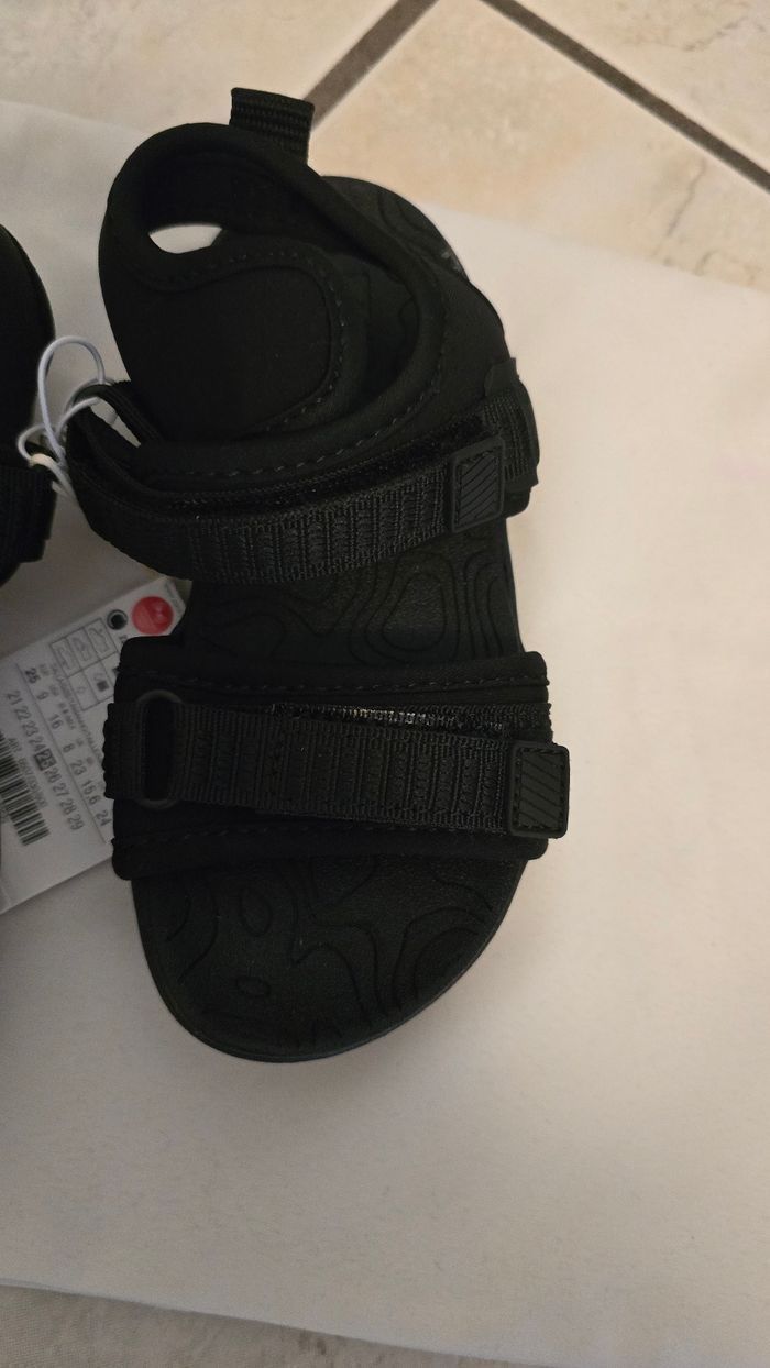 Neuves (non portées) 🏷💙😍🤩sandales pointure 25 garçon 💙😍🤩 - photo numéro 2