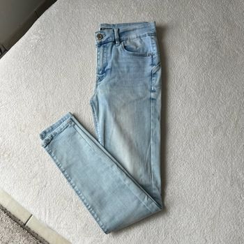 Très beau jean bleu clair Stradivarius