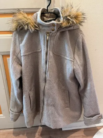 Manteau zip capuche fourrure taille 38