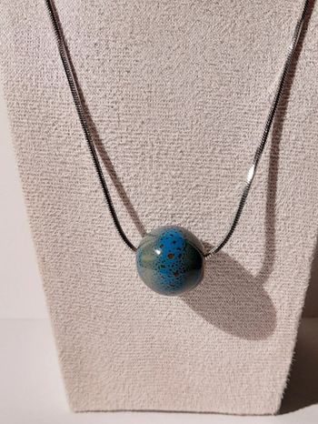 Collier perle ceramique bleue
