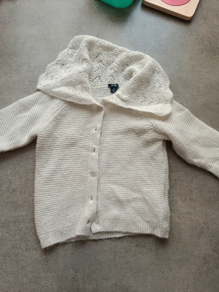 Gilet Kiabi blanc cassé gros col brodé 81cm