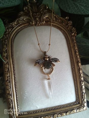 Collier abeille avec pierre de labradorite et de cristal de roche