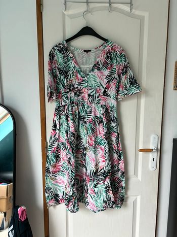 Robe à manches courtes blanches à motifs tropicaux verts et roses