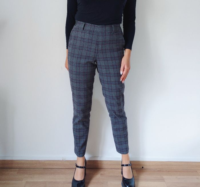 Pantalon droit ajusté gris à carreaux style old school tendance automnal. Taille élastique, 60-63cm matière type lainage. Marque Uniqlo Taille 34 XS
Très bon état - photo numéro 5